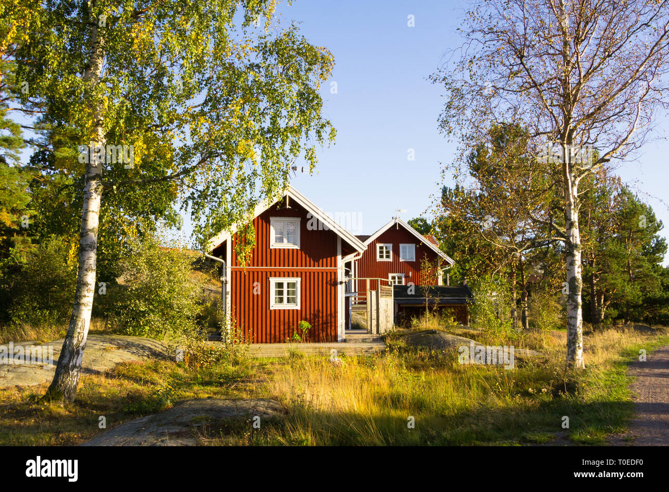 Red Cottages auf der Insel Harstena in Schweden, hauptsächlich bekannt für die Robbenjagd, die einst dort durchgeführt wurde. Jetzt ist es eine Touristenattraktion. Stockfoto