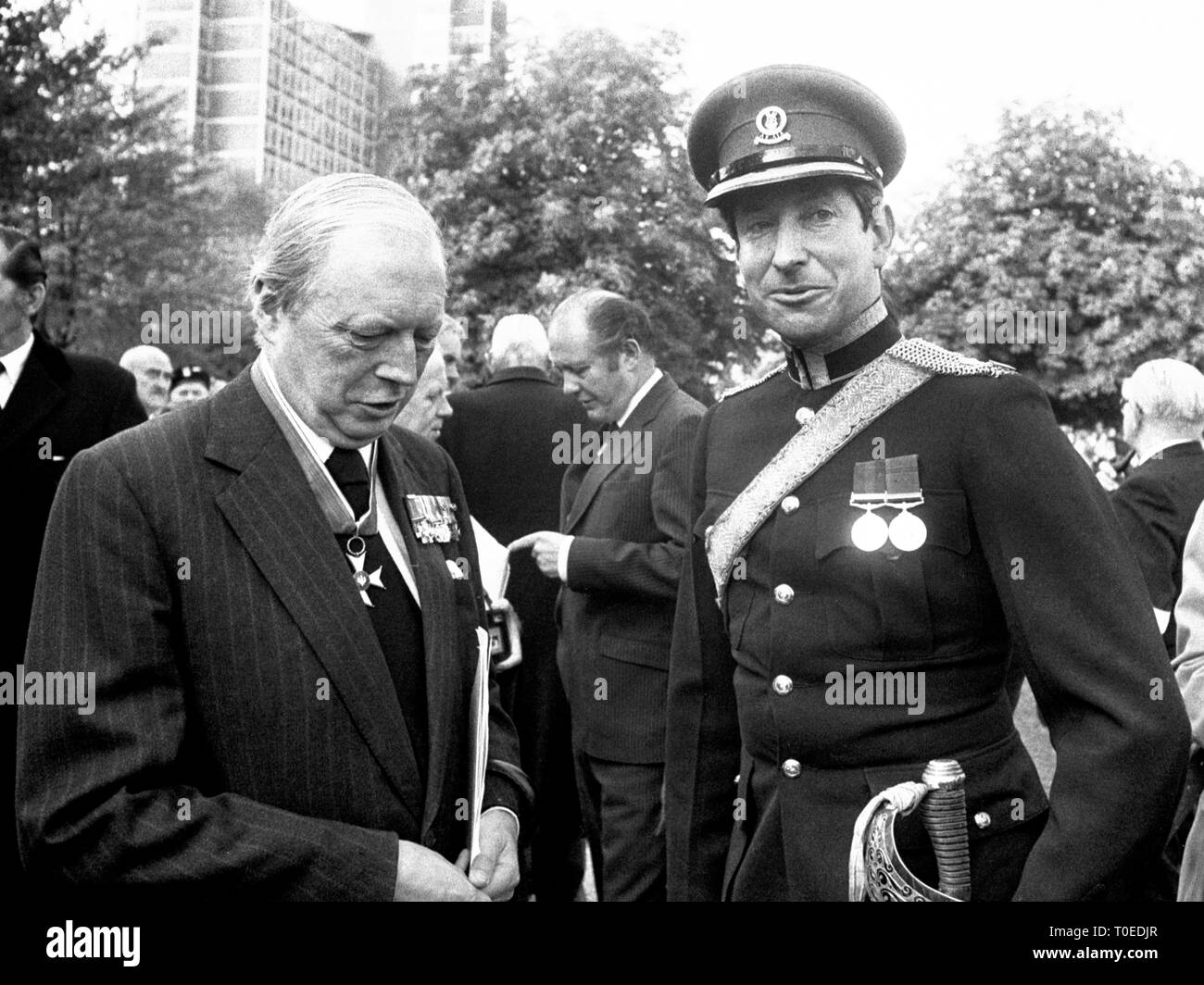 Airey Neave (l), der konservative Abgeordnete für Abingdon, und Major John Gourmet, Direktor der nationalen Vereinigung für Freiheit, am Friedhof Gunnersbury in London. Sie sind an der Enthüllungsfeier der Gedenkstätte von Katyn, welche das Massaker von 14,471 polnische Offiziere und Männer erinnert, die von den Russen im Wald von Katyn im Jahre 1940. Stockfoto