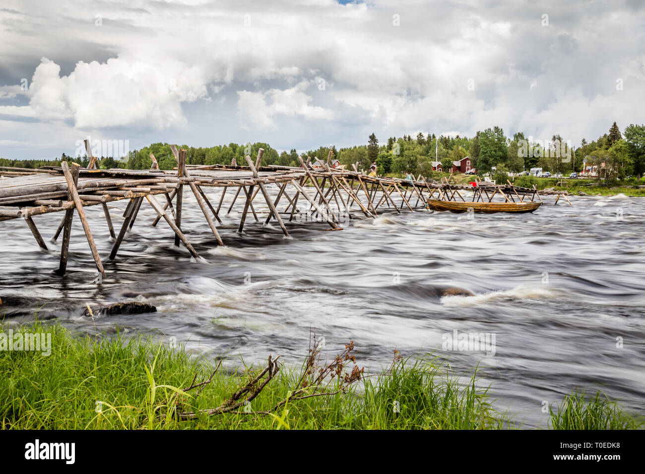 Die tornionjoki Fluss ist die Grenze zwischen Finnland und Schweden. Die Stromschnellen sind eine berühmte Fanggebiet für weißen Fisch. Stockfoto