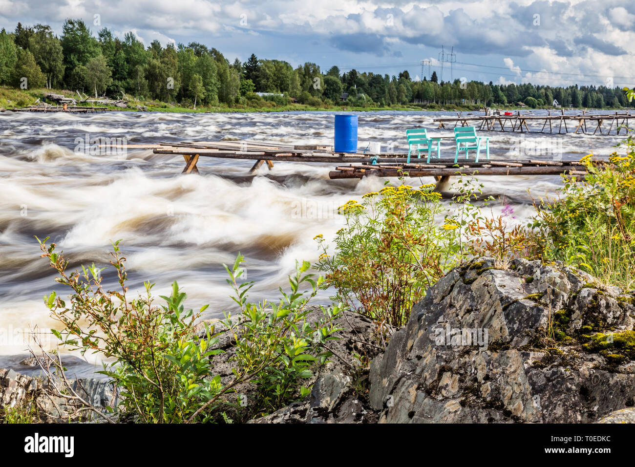 Die tornionjoki Fluss ist die Grenze zwischen Finnland und Schweden. Die Stromschnellen sind eine berühmte Fanggebiet für weißen Fisch. Stockfoto