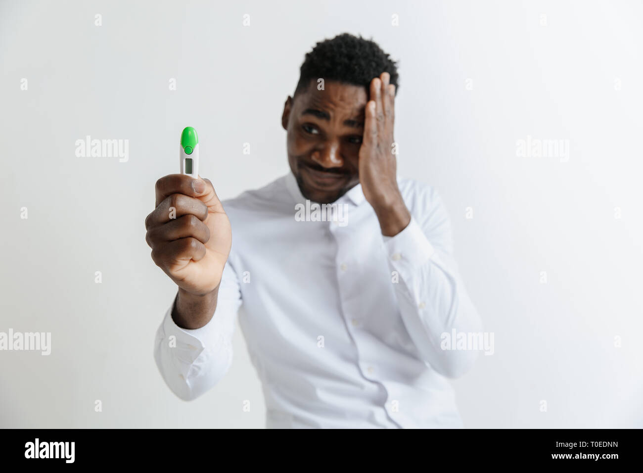 Junge unglücklich afrikanische amerikanische Mann an der Schwangerschaft Test suchen. Stattliche Mann traurig, frustriert und Probleme. Guy deprimiert, weil der aufgrund der Schwangerschaft Test Stockfoto