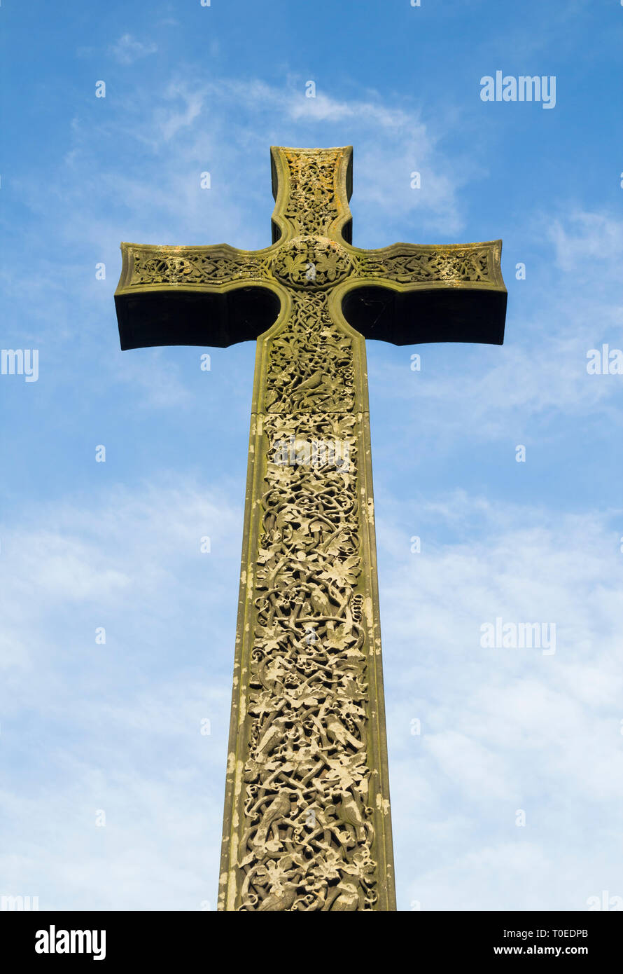 Kreuz außerhalb Durham Cathedral. Großbritannien Stockfoto