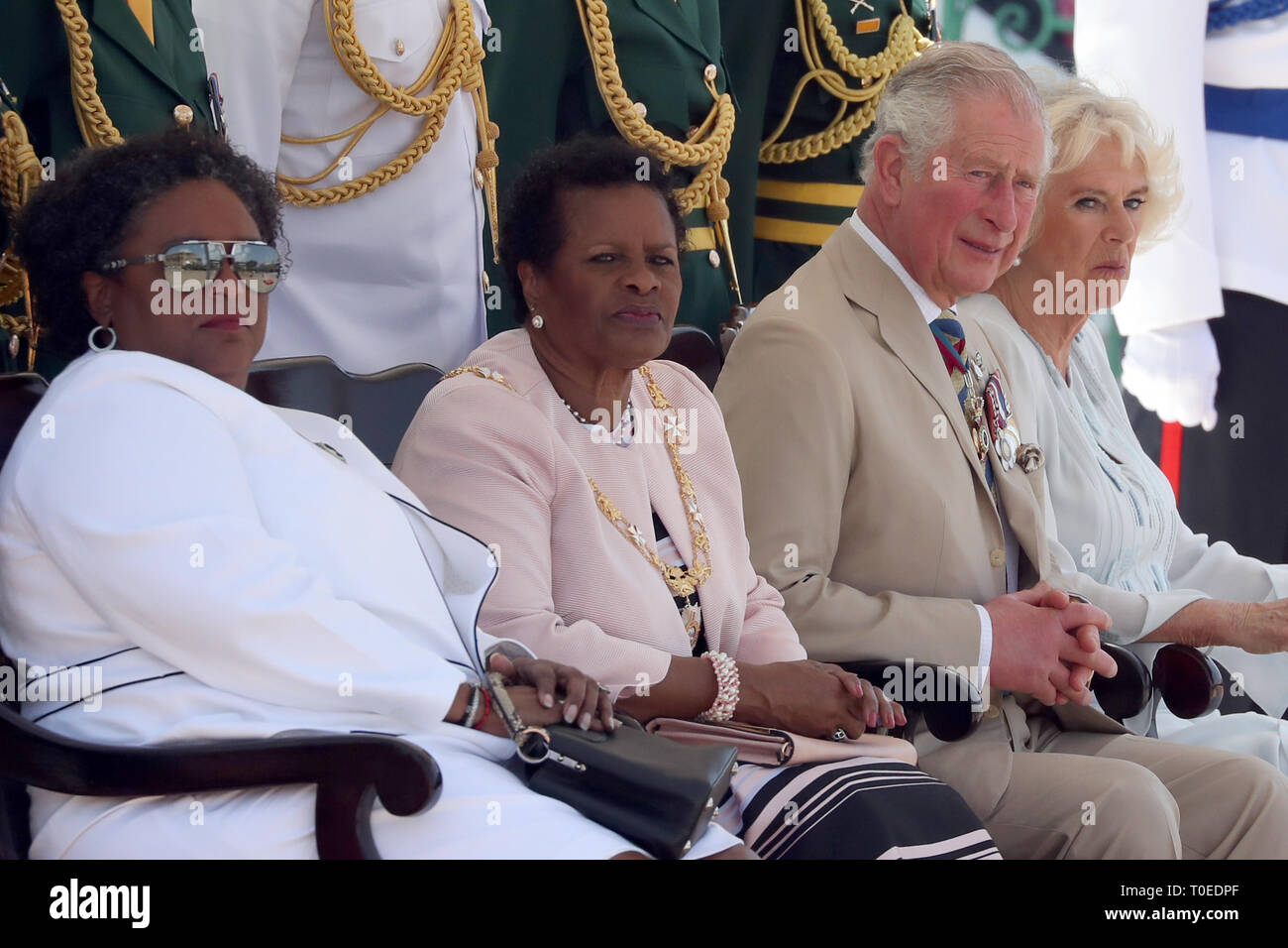Der Prinz von Wales und die Herzogin von Cornwall in Helden Platz, Bridgetown, Barbados ist durch Generalgouverneur von Barbados, Ihrer Exzellenz Dame Sandra Maurer (Zweite links) und den Premierminister von Barbados, Frau Mia Mottley (links) für eine offizielle Begrüßungszeremonie, da Sie Ihre Tour durch die Karibik fort. Stockfoto