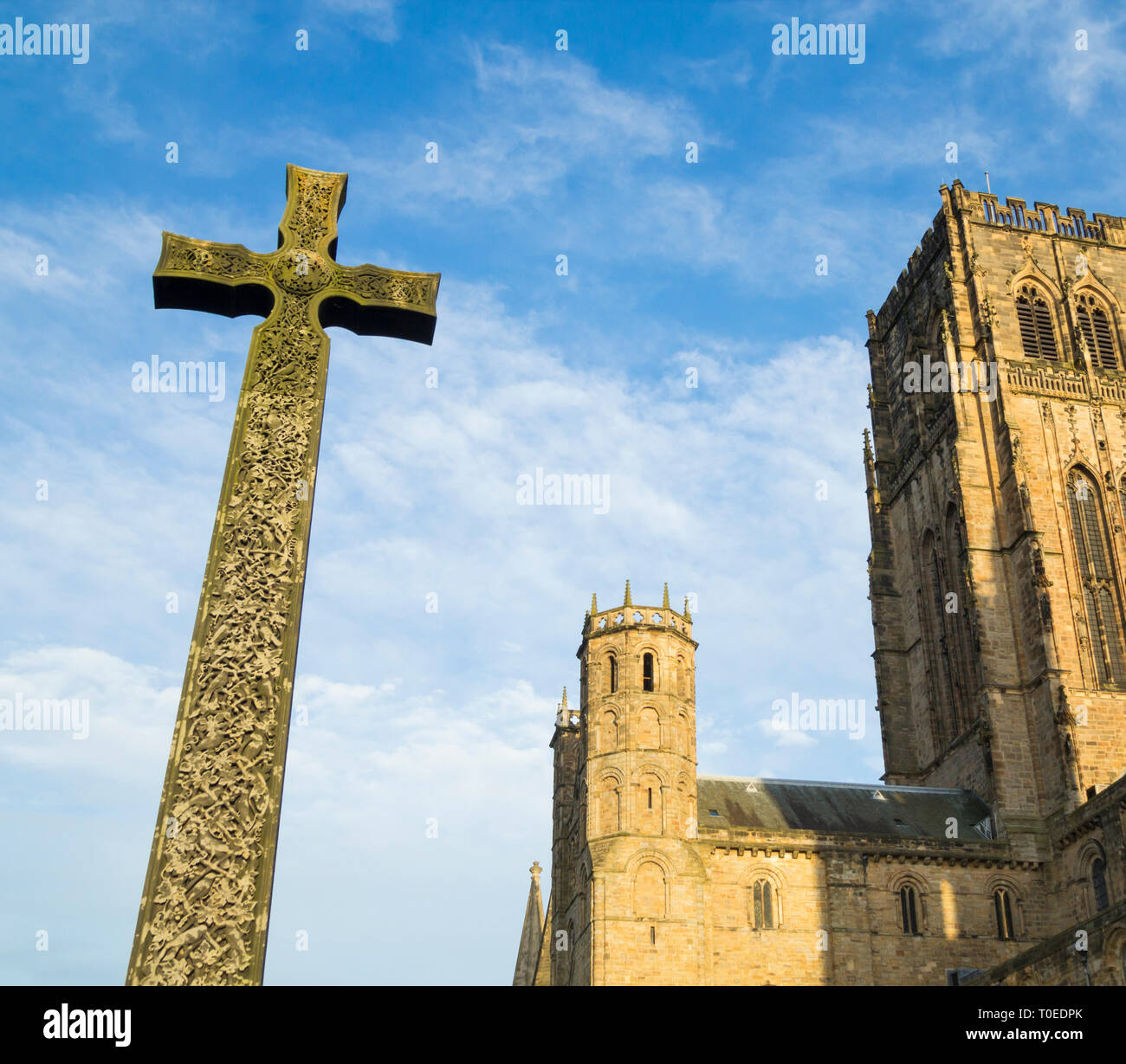 Kreuz außerhalb Durham Cathedral. Großbritannien Stockfoto
