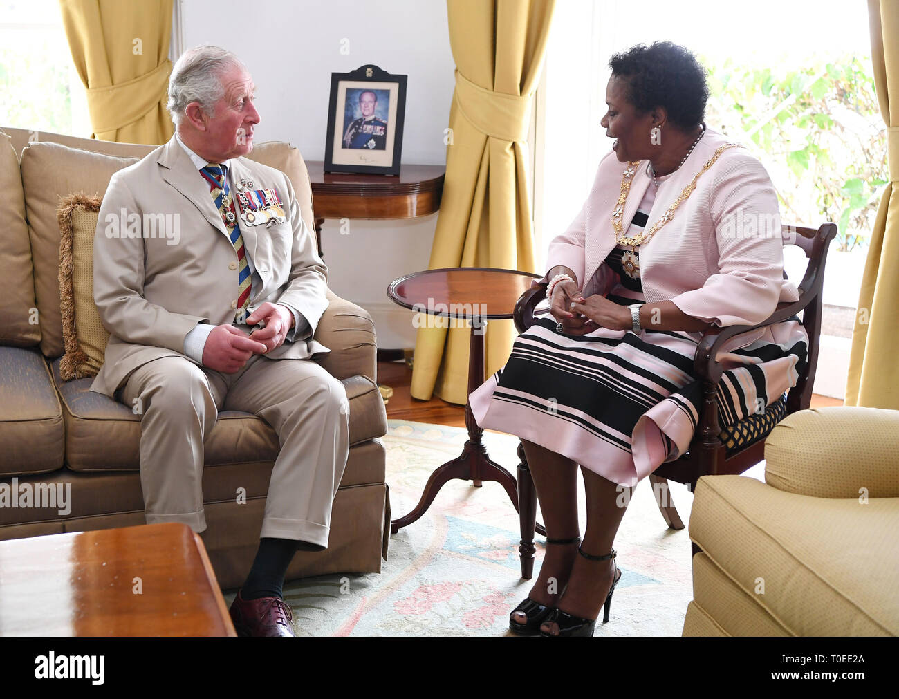 Der Prinz von Wales Treffen mit dem Generalgouverneur von Barbados, Ihrer Exzellenz Dame Sandra Maurer im Government House, Bridgetown, Barbados. Stockfoto