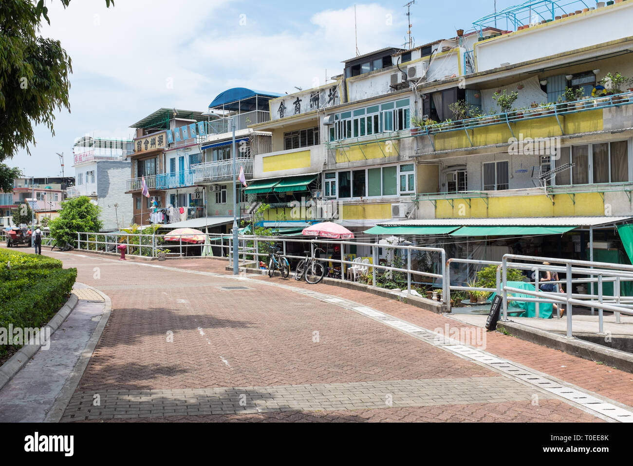 Bunte Wohngebäude auf der kleinen Insel Hong Kong von Peng Chau Stockfoto