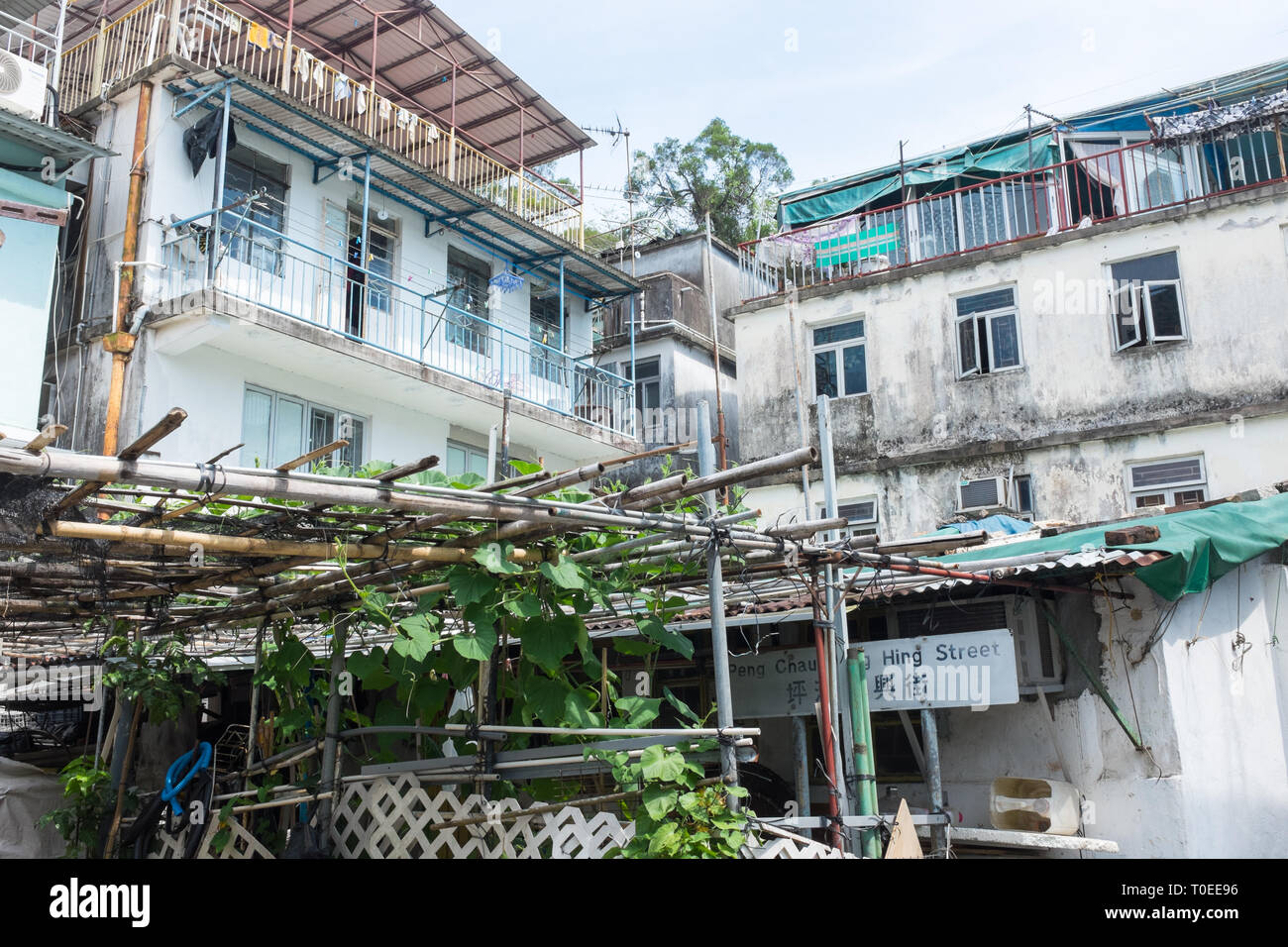 Baufälligen Wohngebäuden auf der kleinen Insel Hong Kong von Peng Chau Stockfoto