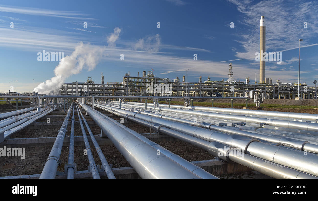 Rohrleitungen und Gebäude einer Raffinerie - Anlagen zur Herstellung von Kraftstoffen Stockfoto