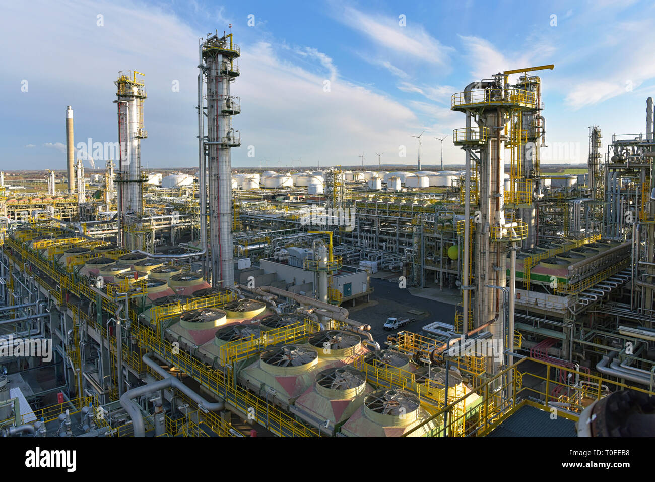 Pipeline, Lagertanks und Gebäude einer Raffinerie - Anlagen zur Herstellung von Kraftstoffen Stockfoto