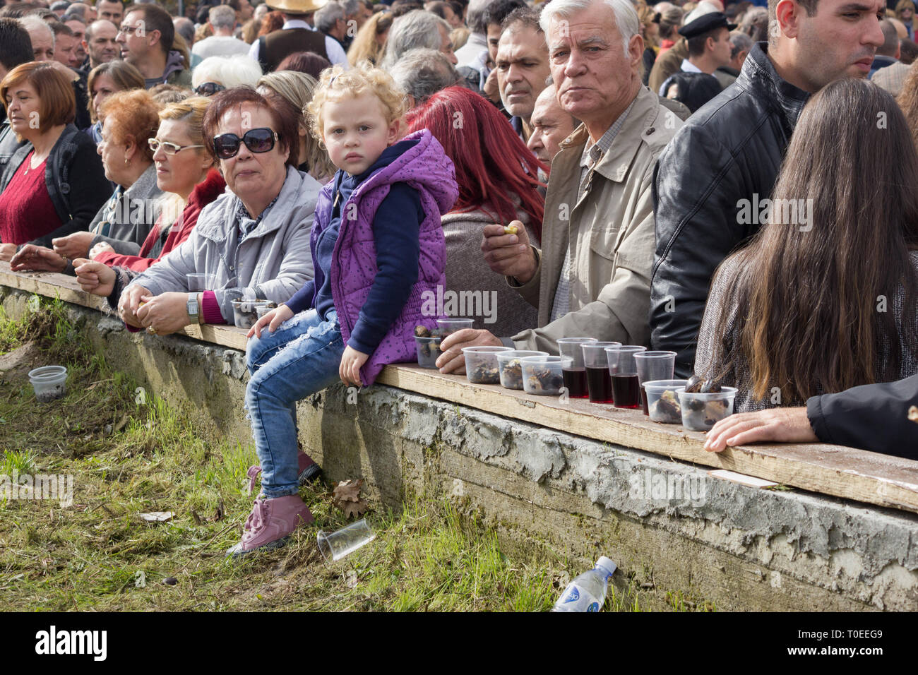 Menschen, die sich hinter einer Wand mit heißem geröstete Kastanien an der jährlichen Livadi Dorf chesten Mutter rösten Festival zu warten. Thessalien, Griechenland Stockfoto