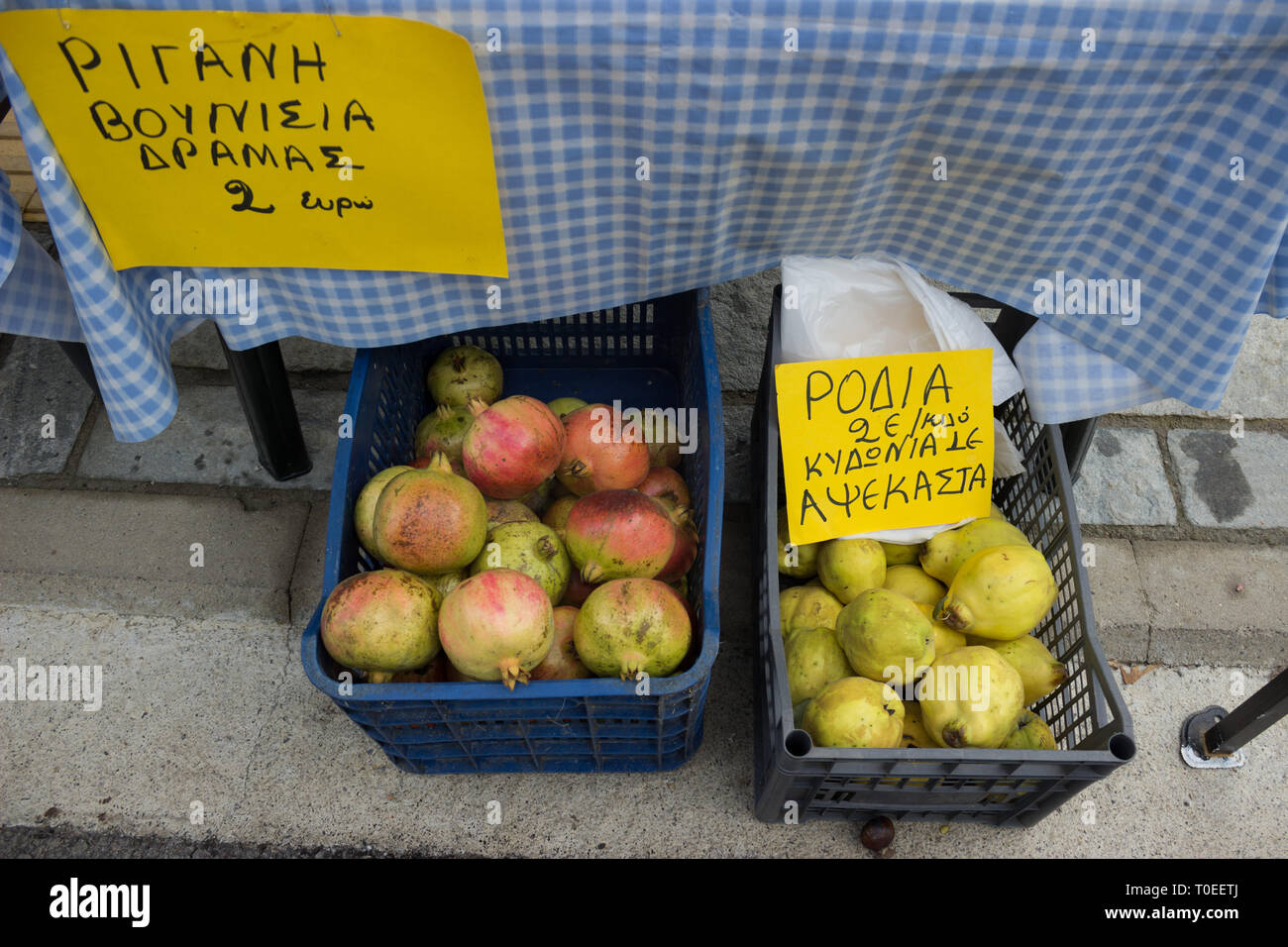 Frische qunce, Granatapfel und Oregano Drama in den Straßen von Leivadi Dorf an der jährlichen Kastanien rösten Festival verkauft. Leivadi, Griechenland Stockfoto
