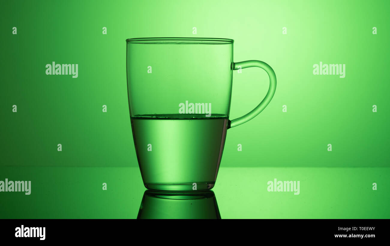 Weingläser Gerichte auf einem farbigen Hintergrund Stockfoto