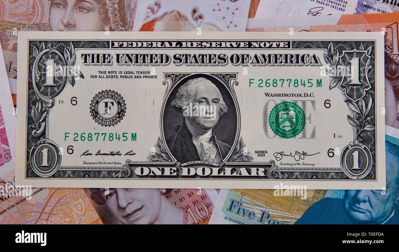 United States one-dollar Bill mit britischen Banknoten im Hintergrund Stockfoto