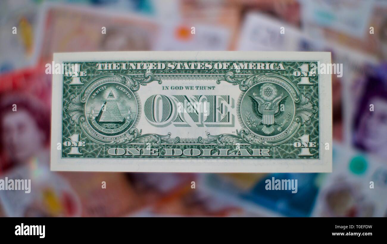 United States one-dollar Bill mit britischen Banknoten im Hintergrund Stockfoto