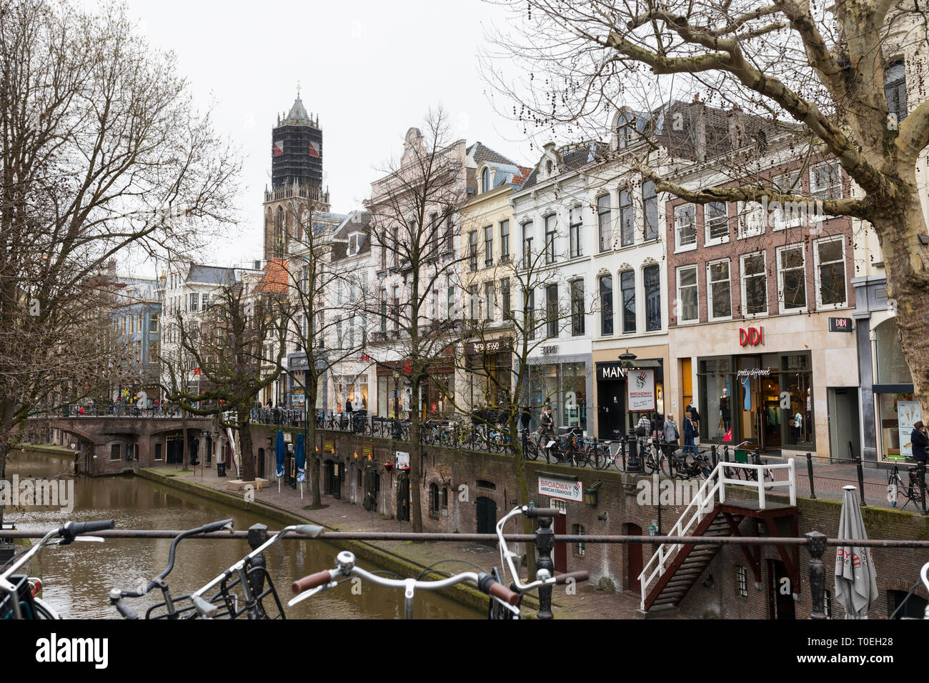 Blick auf die Innenstadt von Utrecht mit Kanäle, Geschäfte und Herrenhäuser, die Niederlande Stockfoto