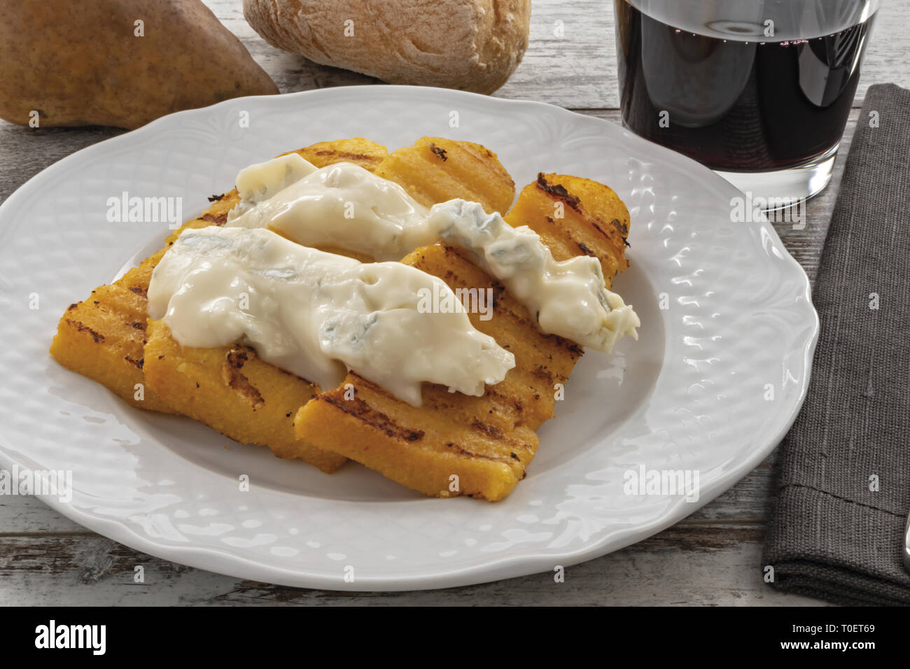 Piatto con Polenta e Formaggio Gorgonzola primo piano Stockfoto