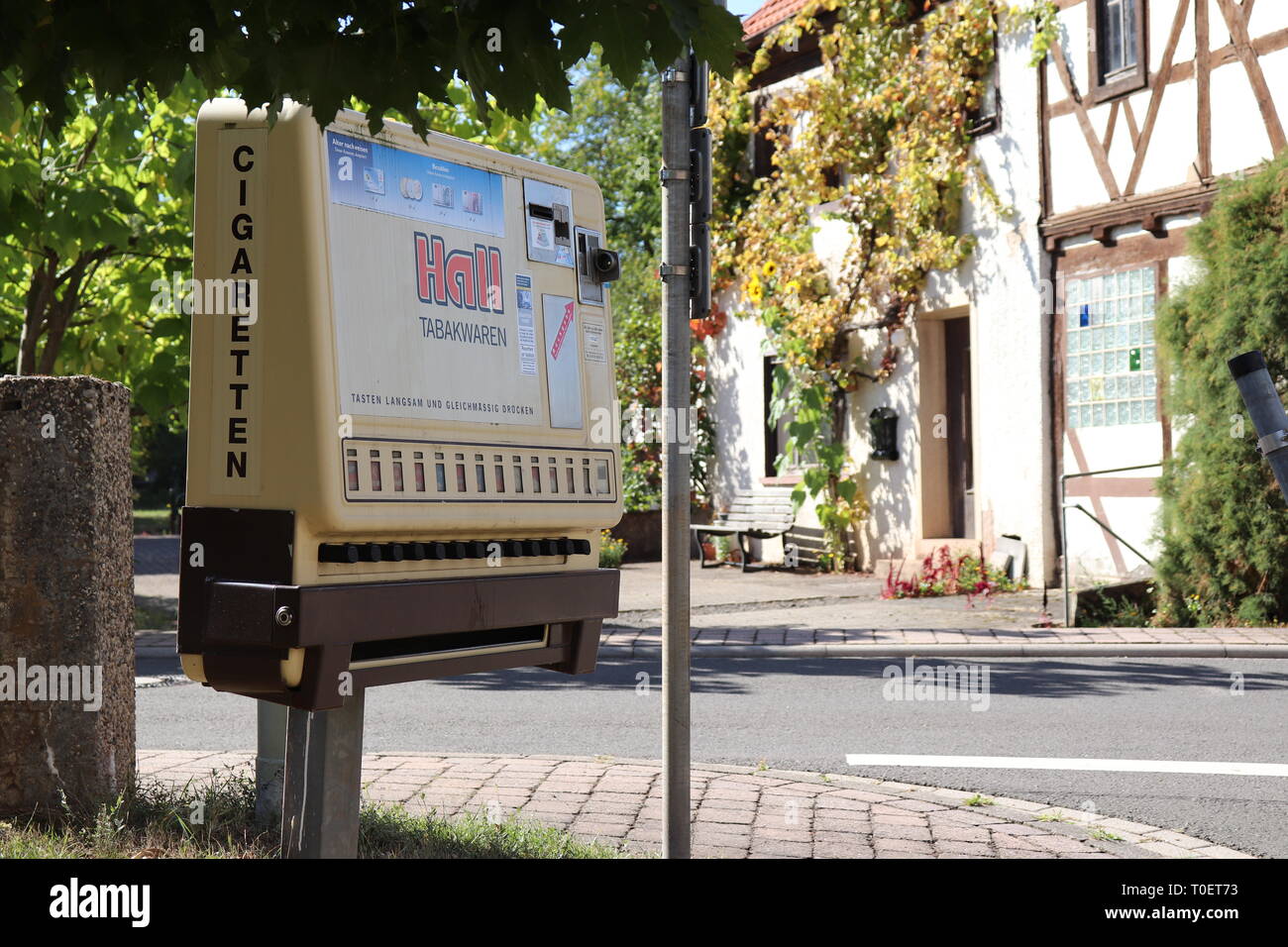 Zigarettenautomat auf einer Ecke in einem Wohngebiet in Deutschland Stockfoto