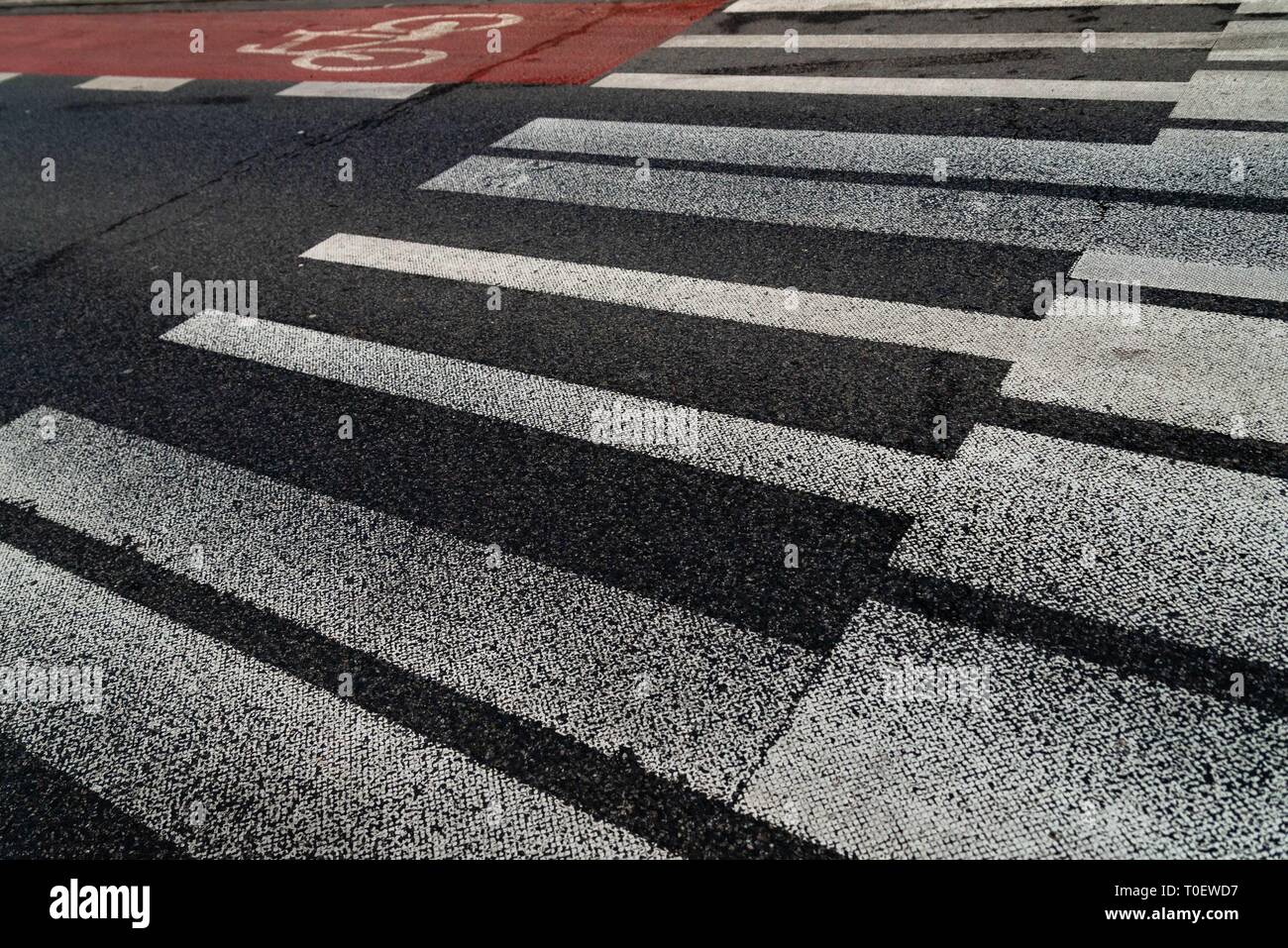 Weiße Taste lackiert Fußgängerüberweg auf der Straße in Warschau, Polen. Abstrakten musikalischen Hintergrund. Piano geformte Linien. Eine interessante Möglichkeit der Firma embe Stockfoto