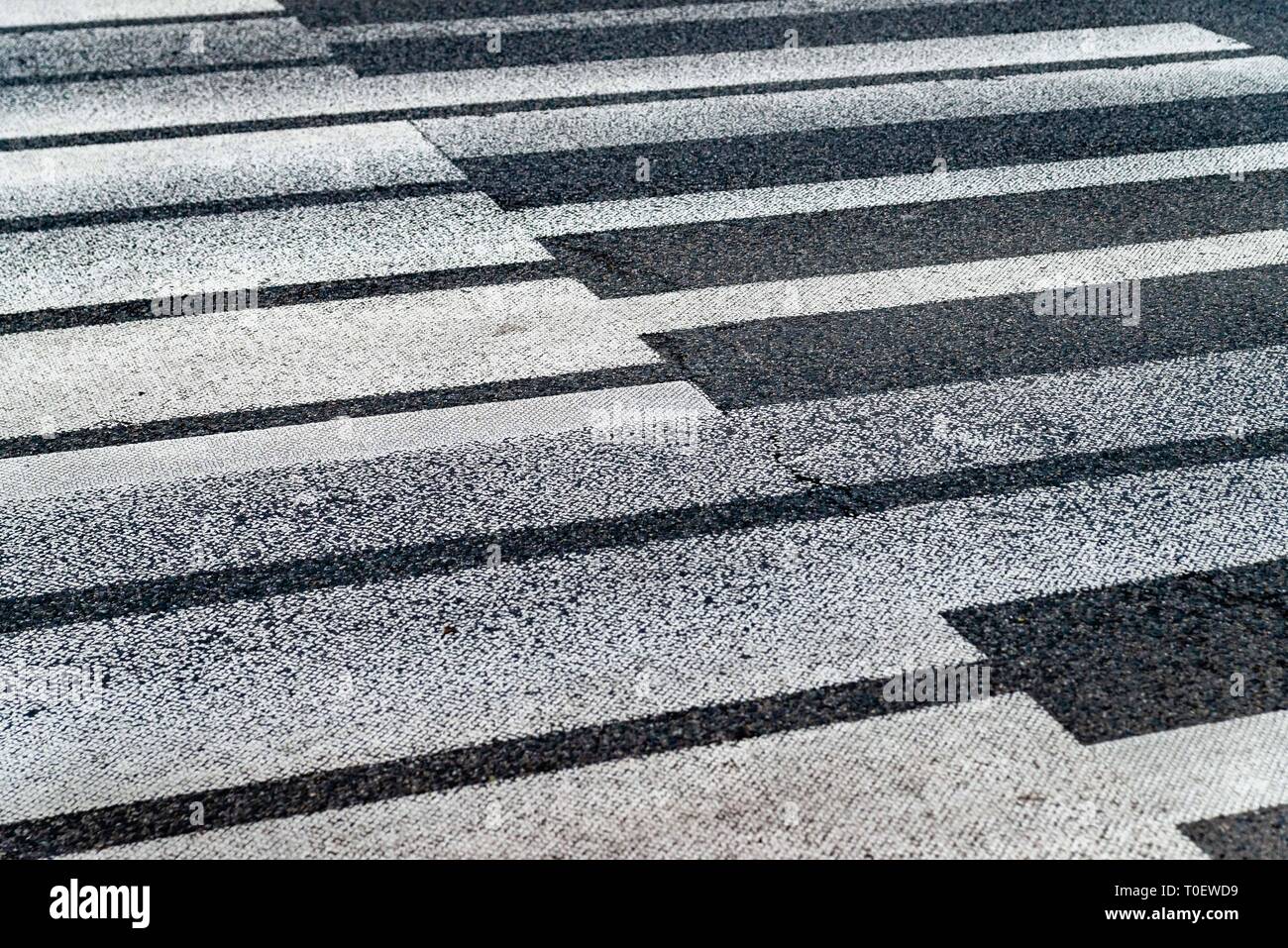 Weiße Taste lackiert Fußgängerüberweg auf der Straße in Warschau, Polen. Abstrakten musikalischen Hintergrund. Piano geformte Linien. Eine interessante Möglichkeit der Firma embe Stockfoto