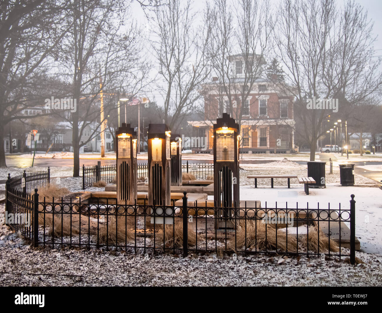 Das Dorf Grün in der Innenstadt von Hamilton, New York an einem nebligen Morgen im Winter Stockfoto