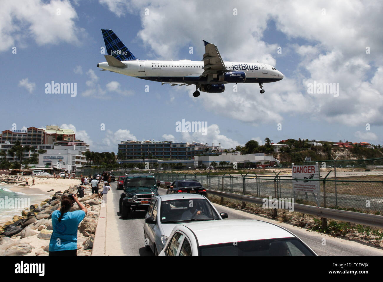 MAHO BAY BEACH, ST MAARTEN - August 01, 2015: Flugzeug Jet Blue ist die Landung auf Princess Juliana International Airport, über berühmte Maho Bay Strand. Stockfoto