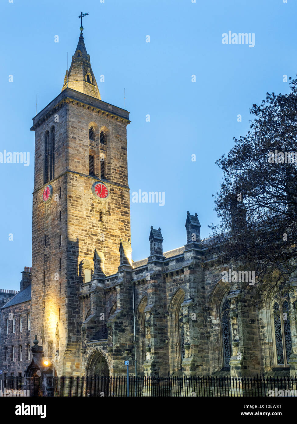 St. Salvators College Kapelle von North Street in der Morgendämmerung St Andrews, Fife, Schottland Stockfoto