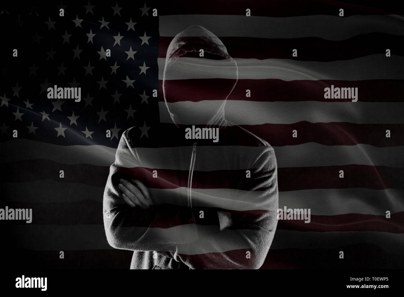 Doppelbelichtung Konzept der strafrechtlichen in USA mit Silhouette der männlichen mit gekreuzten Händen in Kapuze und Flagge Stockfoto