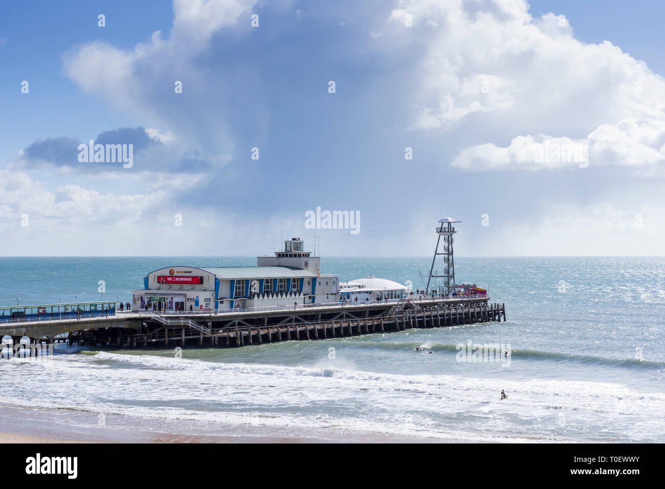 Bournemouth Pier an einem Sonntag Morgen im Winter. Dorset, England, Großbritannien Stockfoto