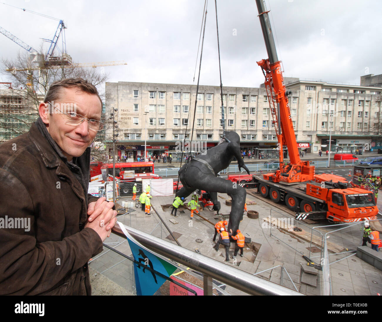 Joseph Hillier Schöpfer als die größte Bronzeguss Skulptur in Großbritannien, Der Bote, kommt im Theatre Royal Plymouth. Stockfoto