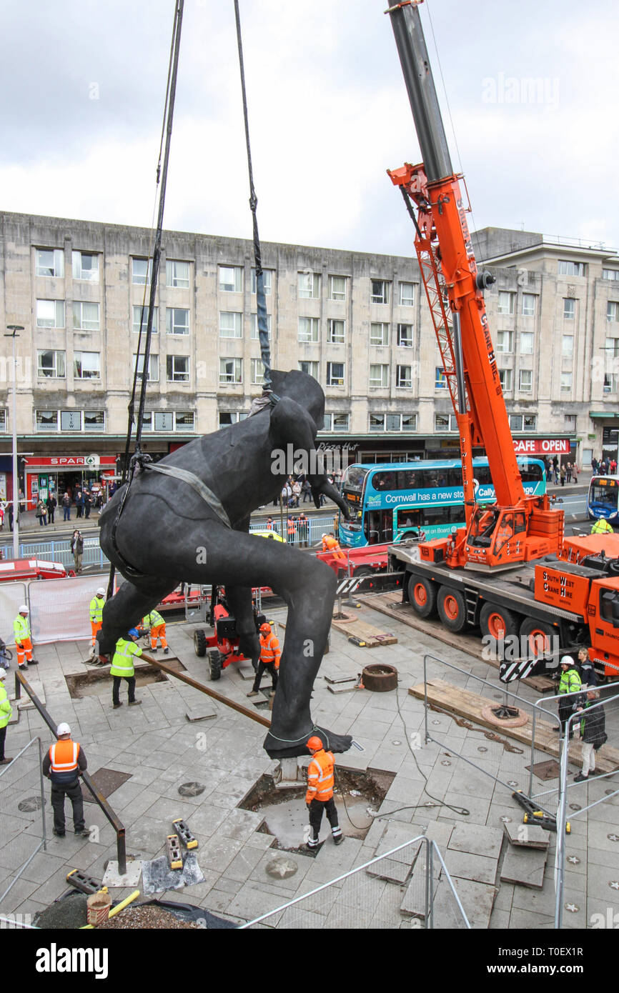 Messenger, der größte britische cast Bronze Skulptur in Position außerhalb von Plymouth Theatre Royal abgesenkt Stockfoto