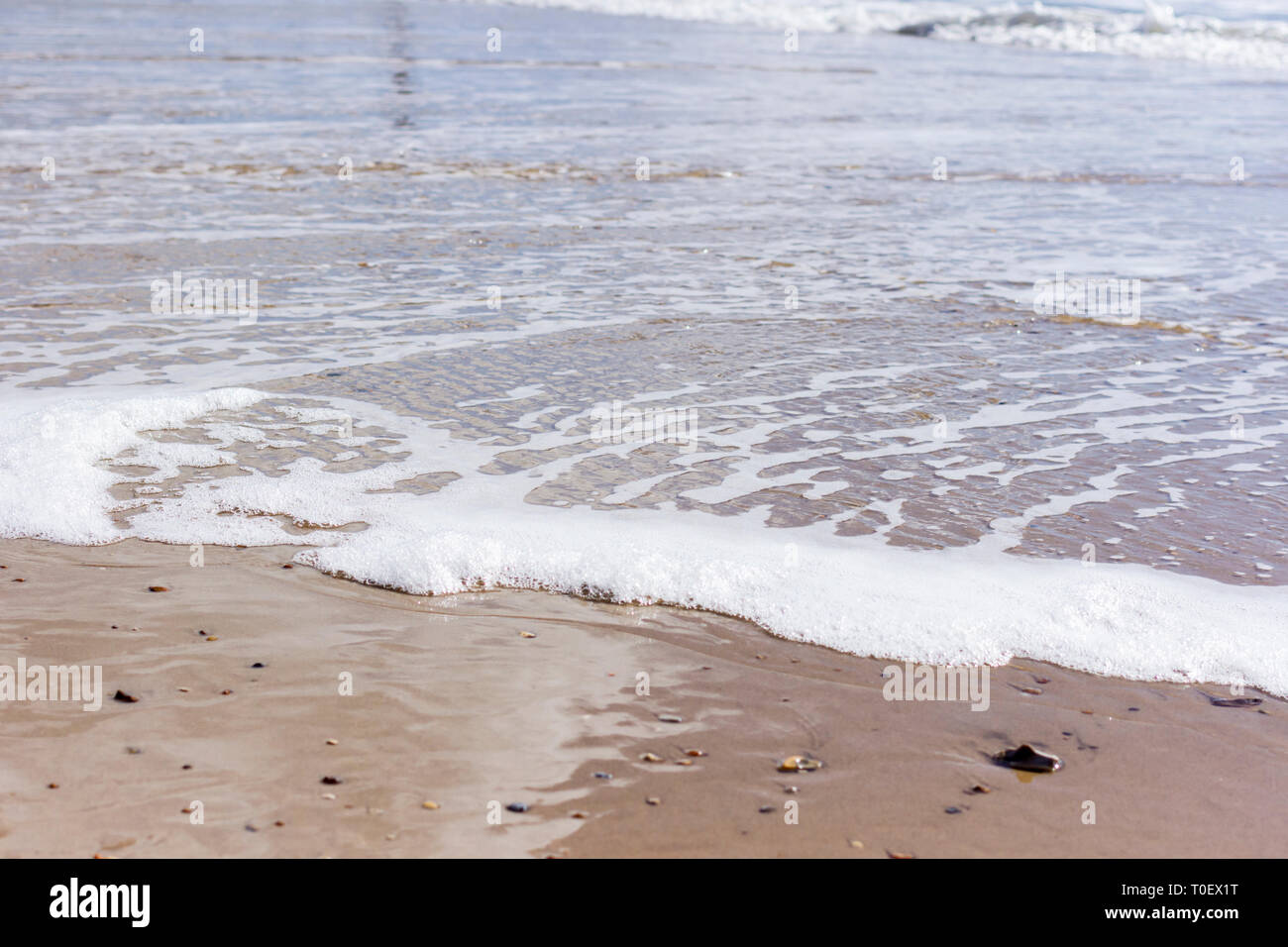 Wellen auf den Strand, Bournemouth, Dorset, Großbritannien Stockfoto