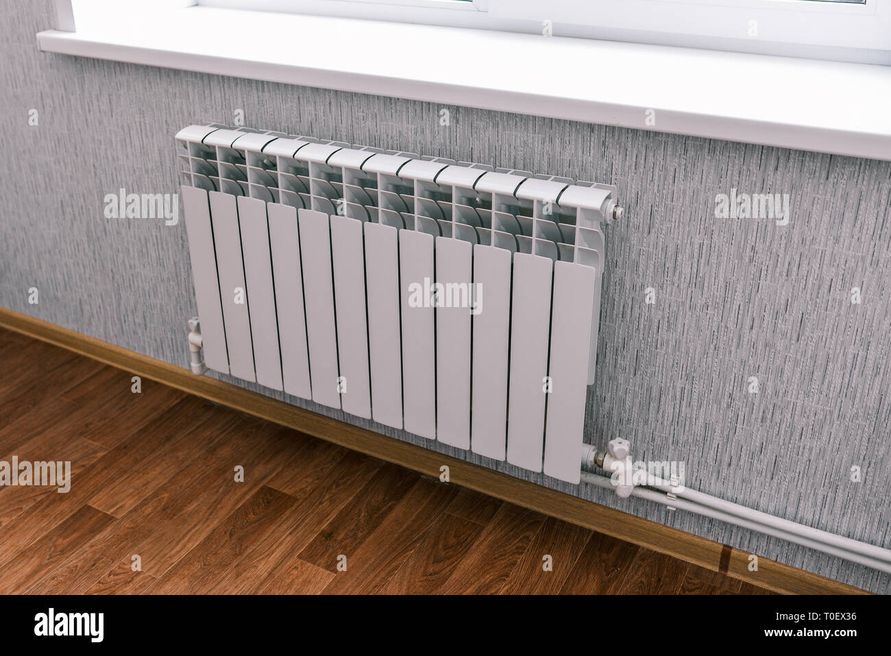 Moderne Heizkörper im Haus oder Wohnung. Haushalt bimetallischen Batterien. Panel Wasser Kühler in einem Wohngebiet. Stockfoto