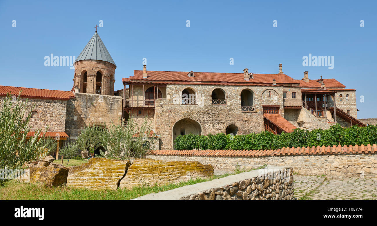 Fotos & Bilder vom Weinberg und Kapitel Haus der mittelalterlichen Kathedrale Alaverdi St George & Klosteranlage, die aus dem 11. Jahrhundert, in der Nähe von Telavi, Georg Stockfoto