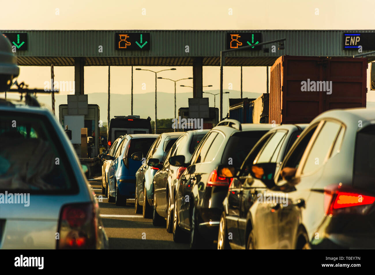 Autos und Lkws warten am Punkt der gebührenpflichtigen Autobahn - Mautstelle Check Point Stau - Maut peage Stockfoto