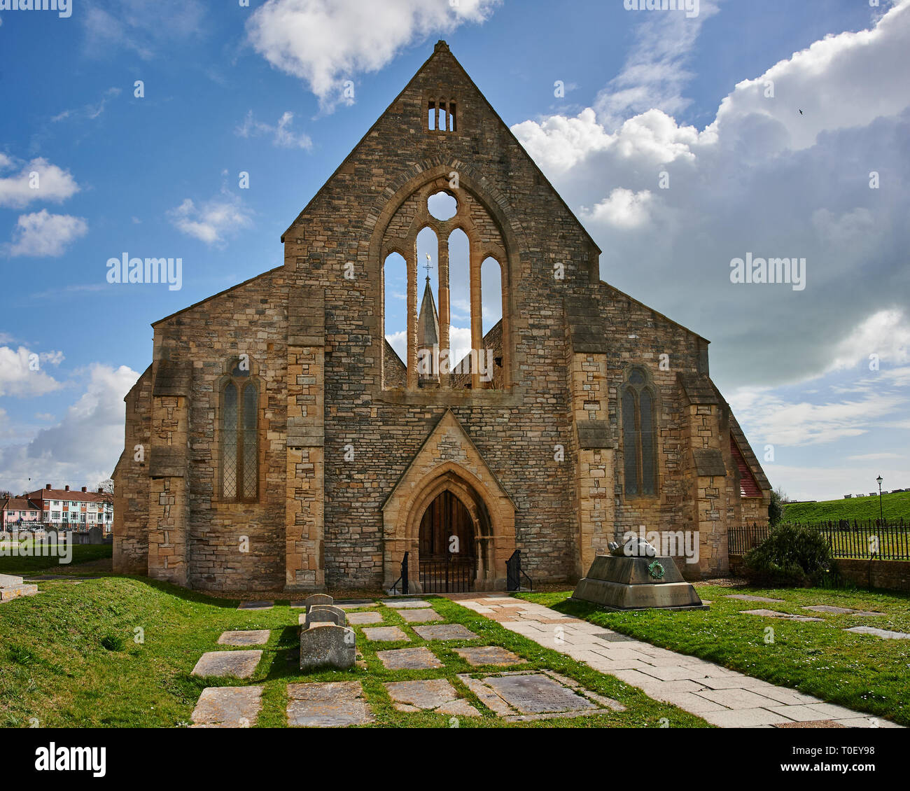 WWII firebombed Schiff der königlichen Garnison Kirche Portsmouth mit Chor durch Arch im Langhaus sichtbar. Bild aufgenommen am Frühlingspunkt. Stockfoto