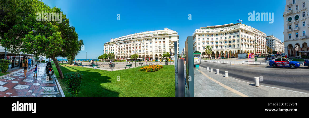 THESSALONIKI, Griechenland - ca. August 2018: Aristoteles-platz in Thessaloniki panorama während der sonnigen Sommertag mit weniger als übliche Zahl von Menschen. Stockfoto