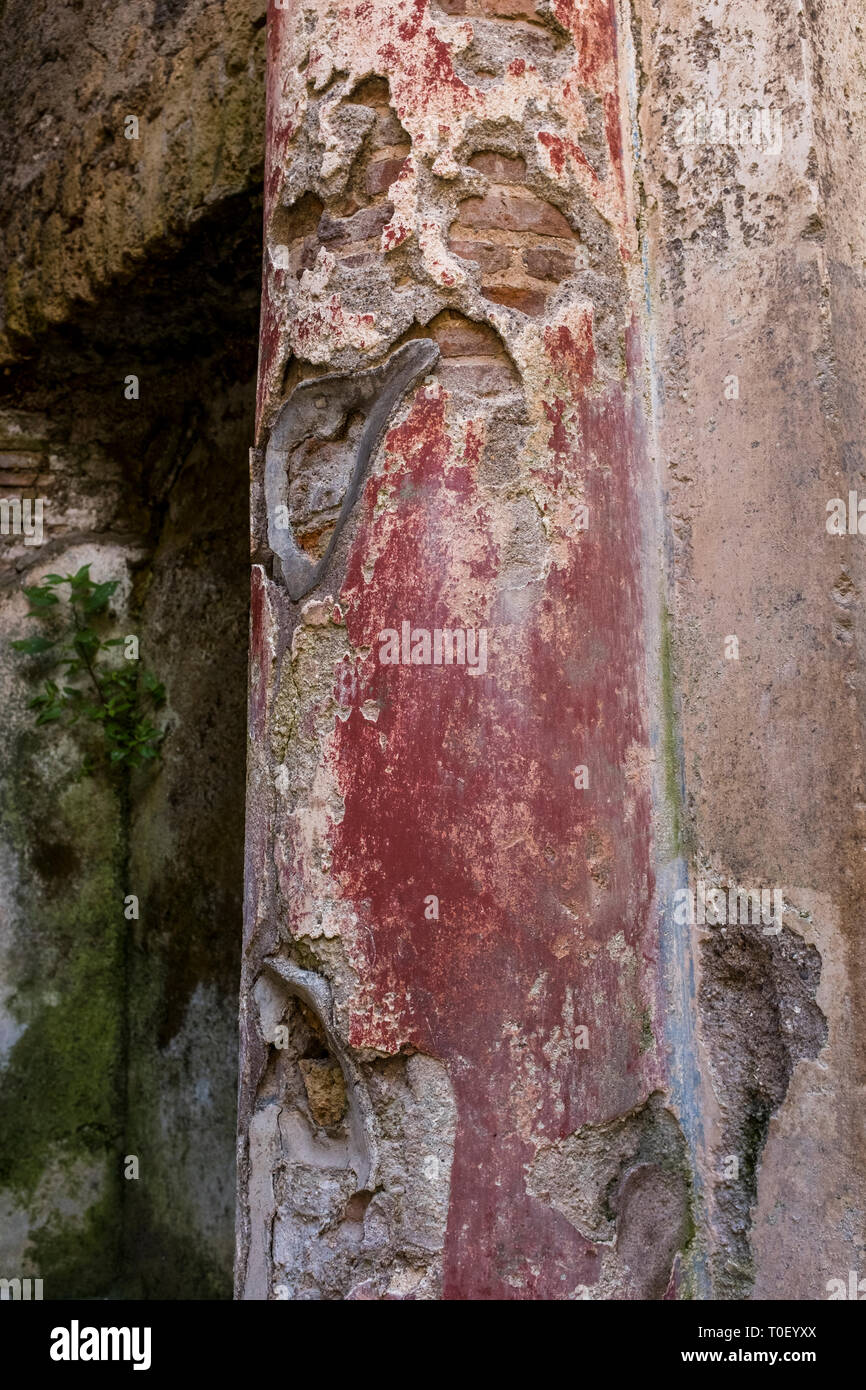 Rote Farbe noch in den Ruinen der Villa Romana, eine alte römische archäologische Stätte im Dorf von Minori, Italien an der Amalfi Küste versteckt sichtbar Stockfoto