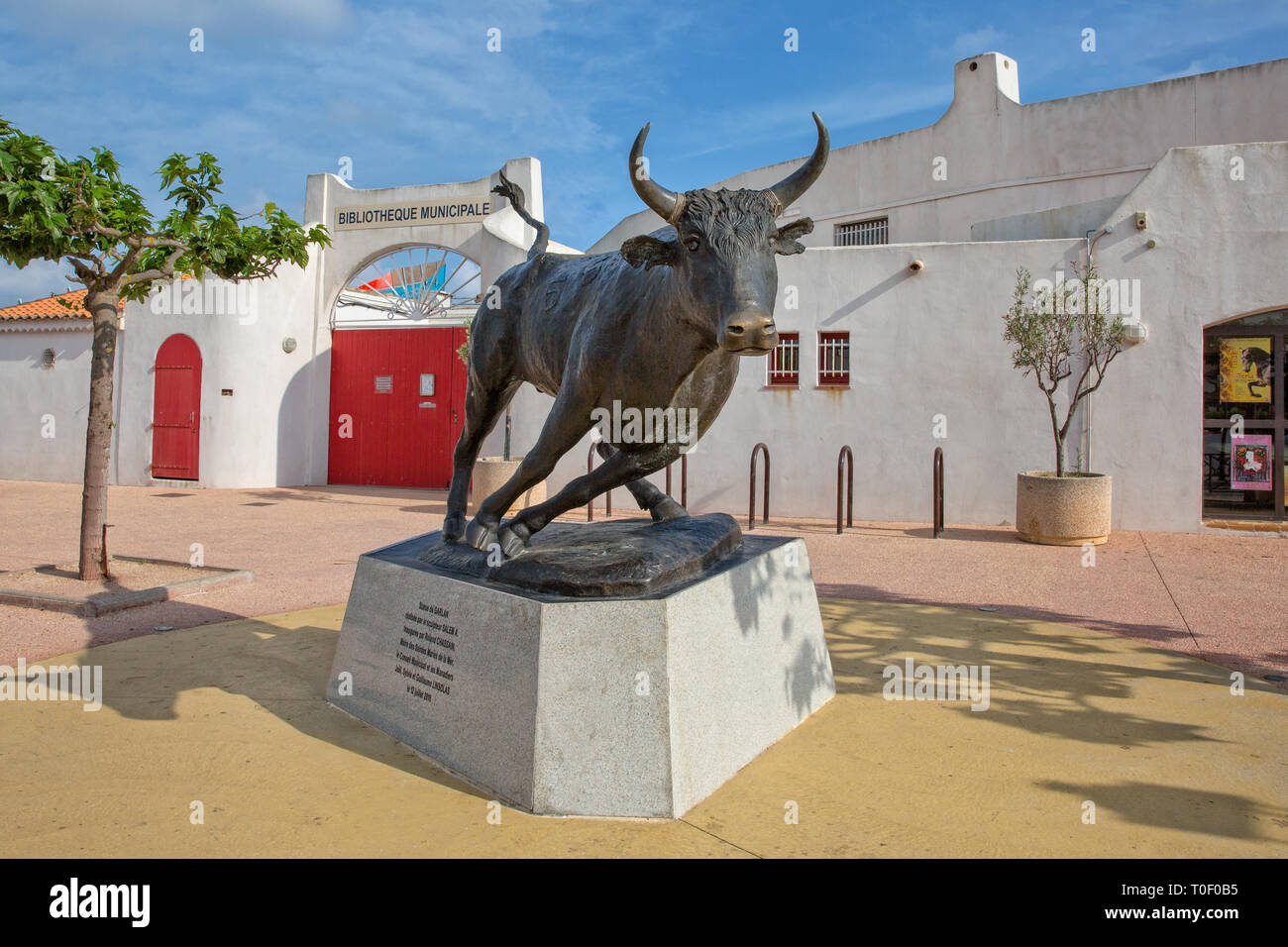 Saintes-Maries-de-la-Mer, Provence, Camarque, Frankreich - 01.Juni 2017: Die Statue des cocardiers Vovo vor der Arena von Saintes-Maries-de-la-Mer. Stockfoto