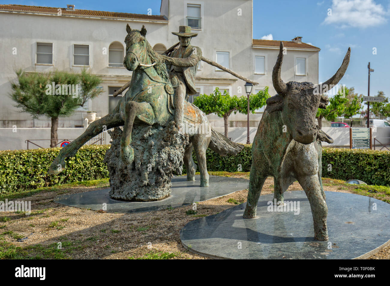 Saintes-Maries-de-la-Mer, Provence, Camarque, Frankreich - 01.Juni 2017: Stierkampf, Bronze Statue. Skulptur von Guardian auf Camargue Pferd. Stockfoto