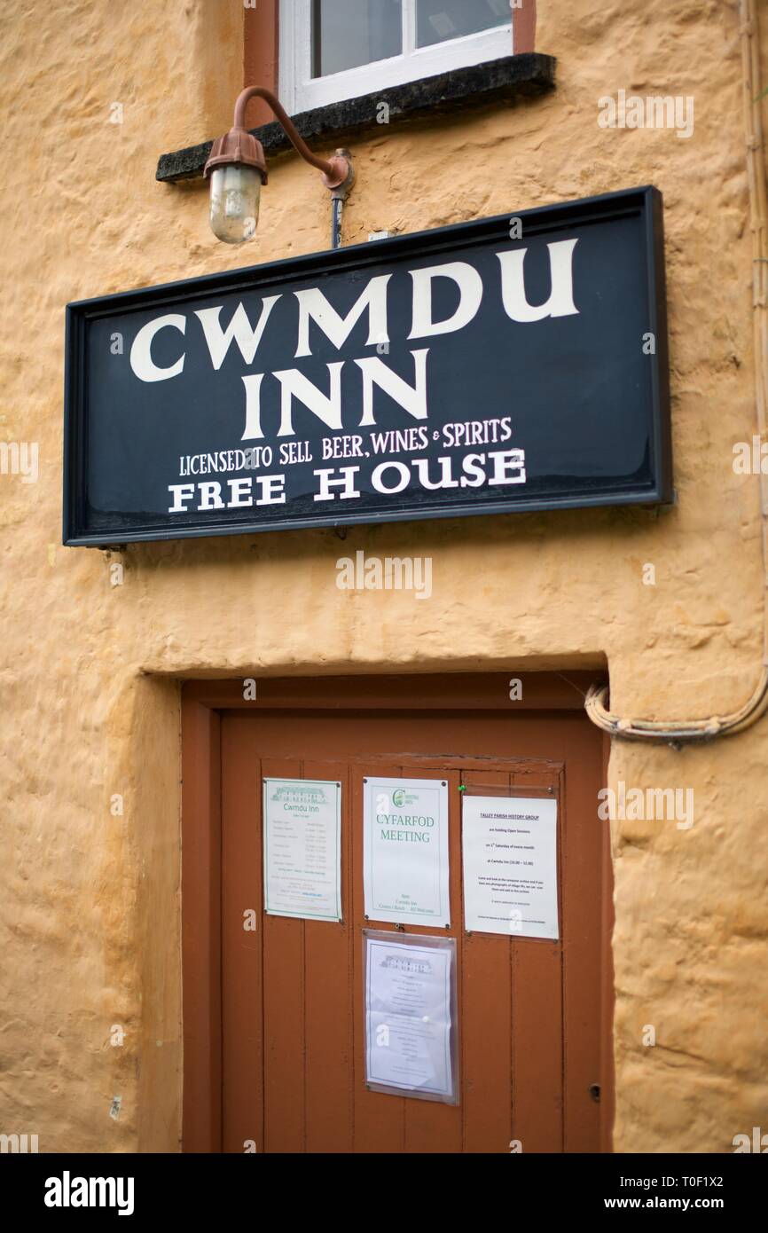 Die Altmodische Pub Zeichen außerhalb einer atemberaubenden Country Pub, der cwmdu Inn, Carmarthenshire, Wales Stockfoto