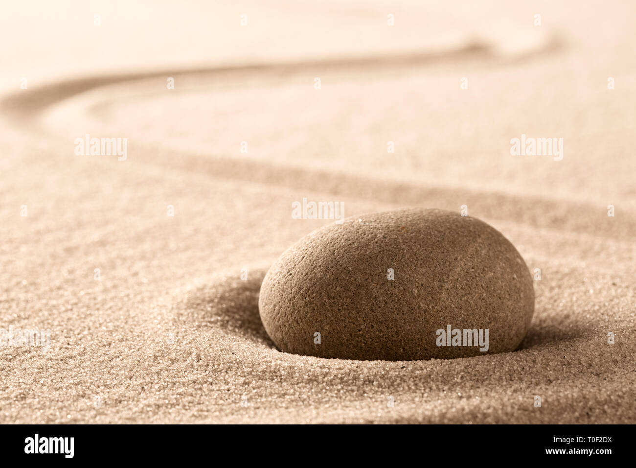 Zen Meditation japanische Stein und Sand Garten mit raked Line. Konzept für Konzentration und Fokus für Reinheit, Harmonie und Gleichgewicht. Hintergrund mit Co Stockfoto