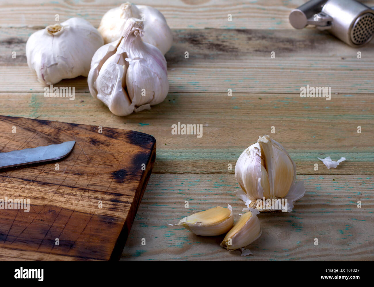 Knoblauch aus eigenem Anbau ohne künstliche Düngemittel, bio. Stockfoto