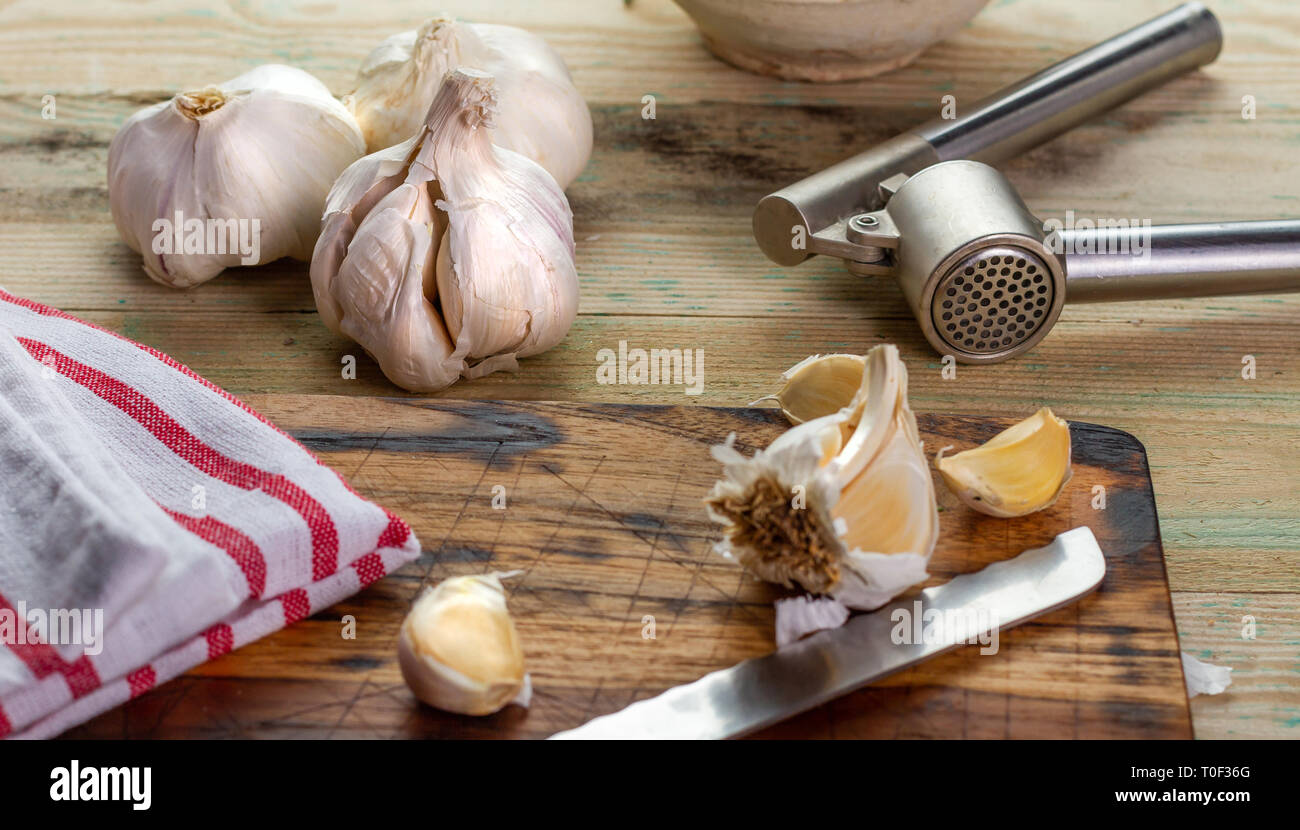 Knoblauch aus eigenem Anbau ohne künstliche Düngemittel, bio. Stockfoto