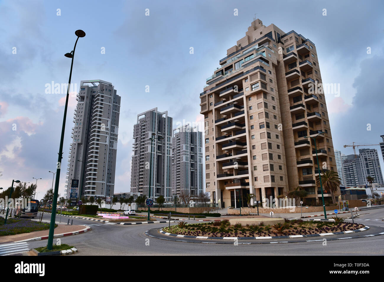 Moderne Hochhäuser in Netanya, einer Stadt im nördlichen zentralen Bezirk von Israel. Stockfoto