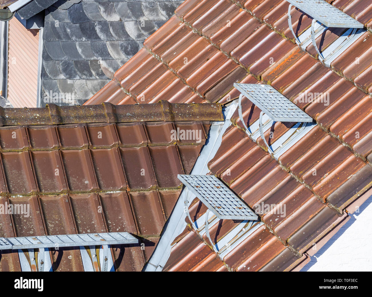 Ein neues Dach mit Kamin Stockfoto