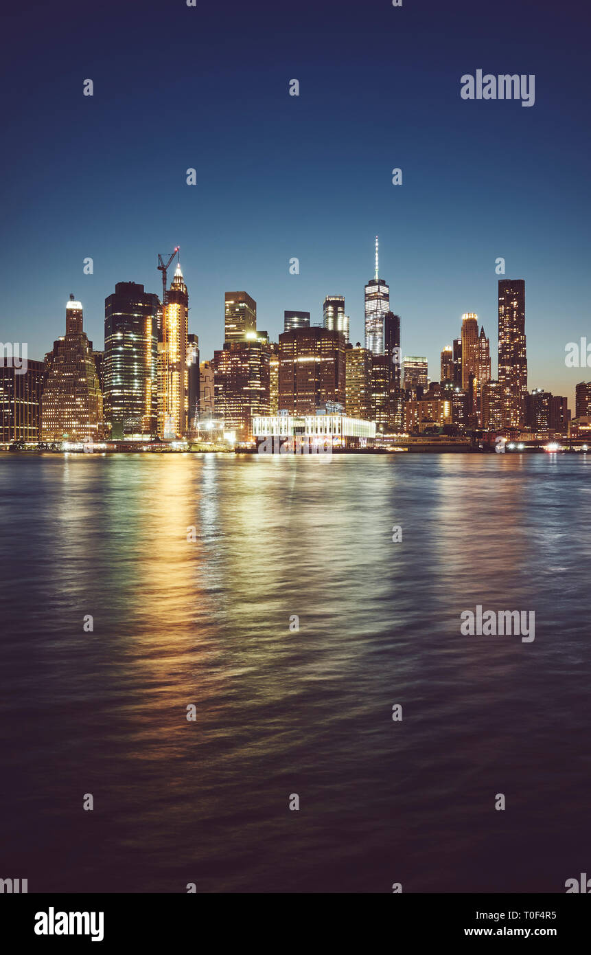 Manhattan an der blauen Stunde, Farbe getonte Bild, New York City, USA. Stockfoto