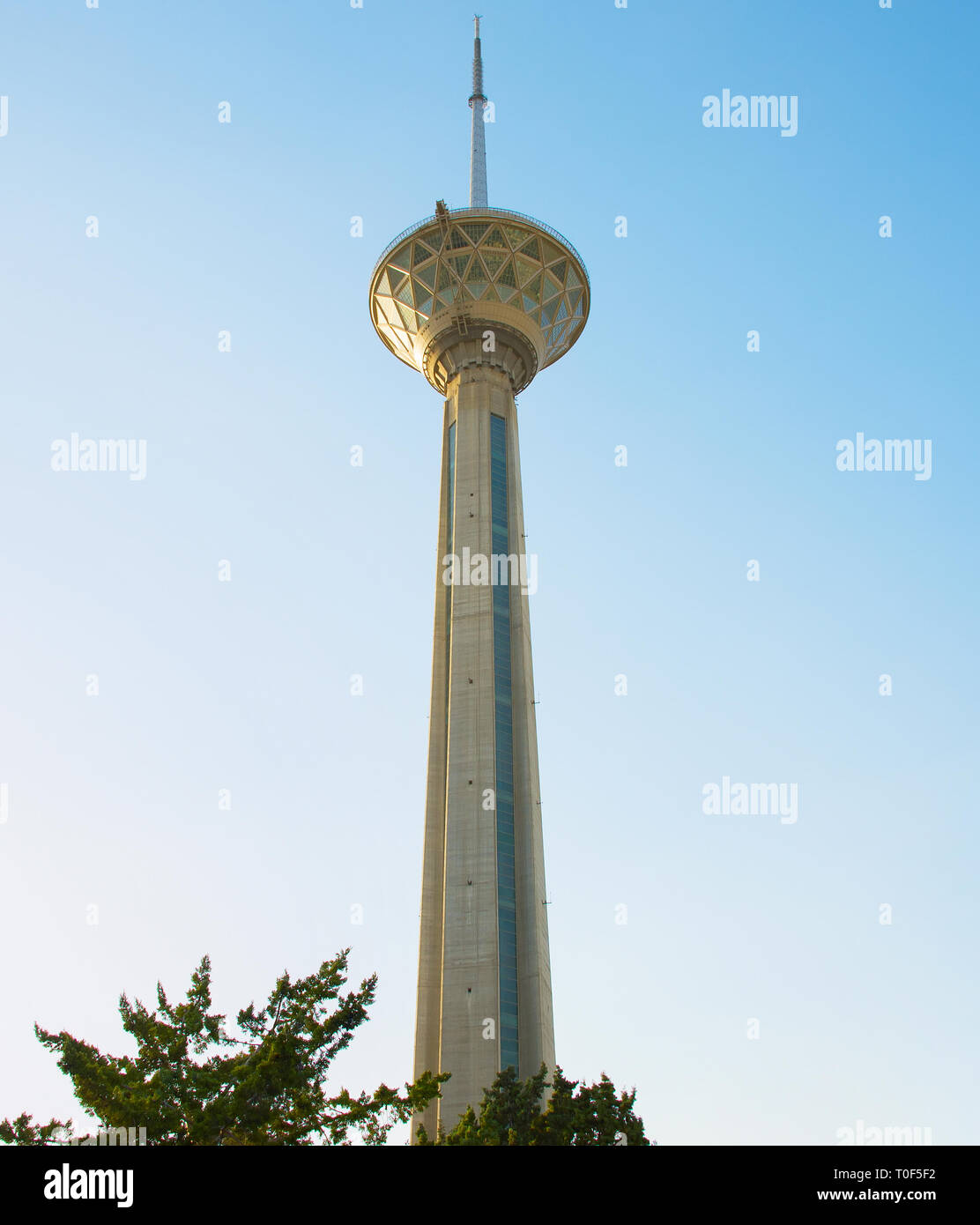 Milad Turm mit blauem Himmel. Teheran, Iran Stockfoto