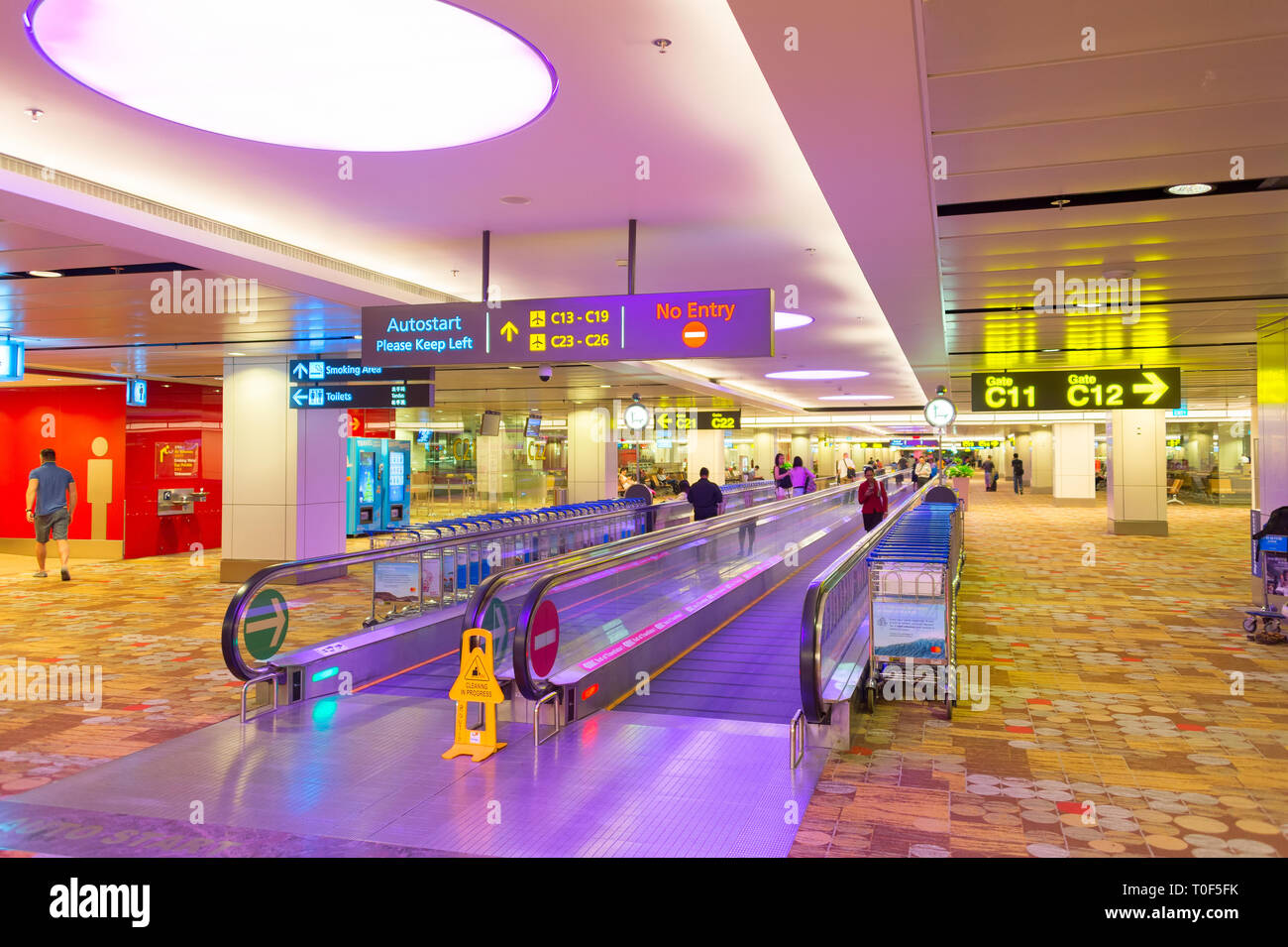 Singapur - Januar 16, 2017: Menschen bei travelator in Changi International Anreise Flughafen Halle Stockfoto