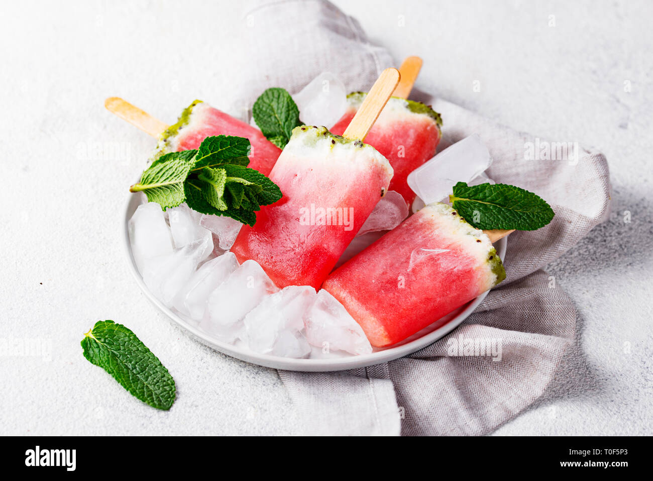 Hausgemachte Eis am Stiel in Form von Wassermelone Stockfoto