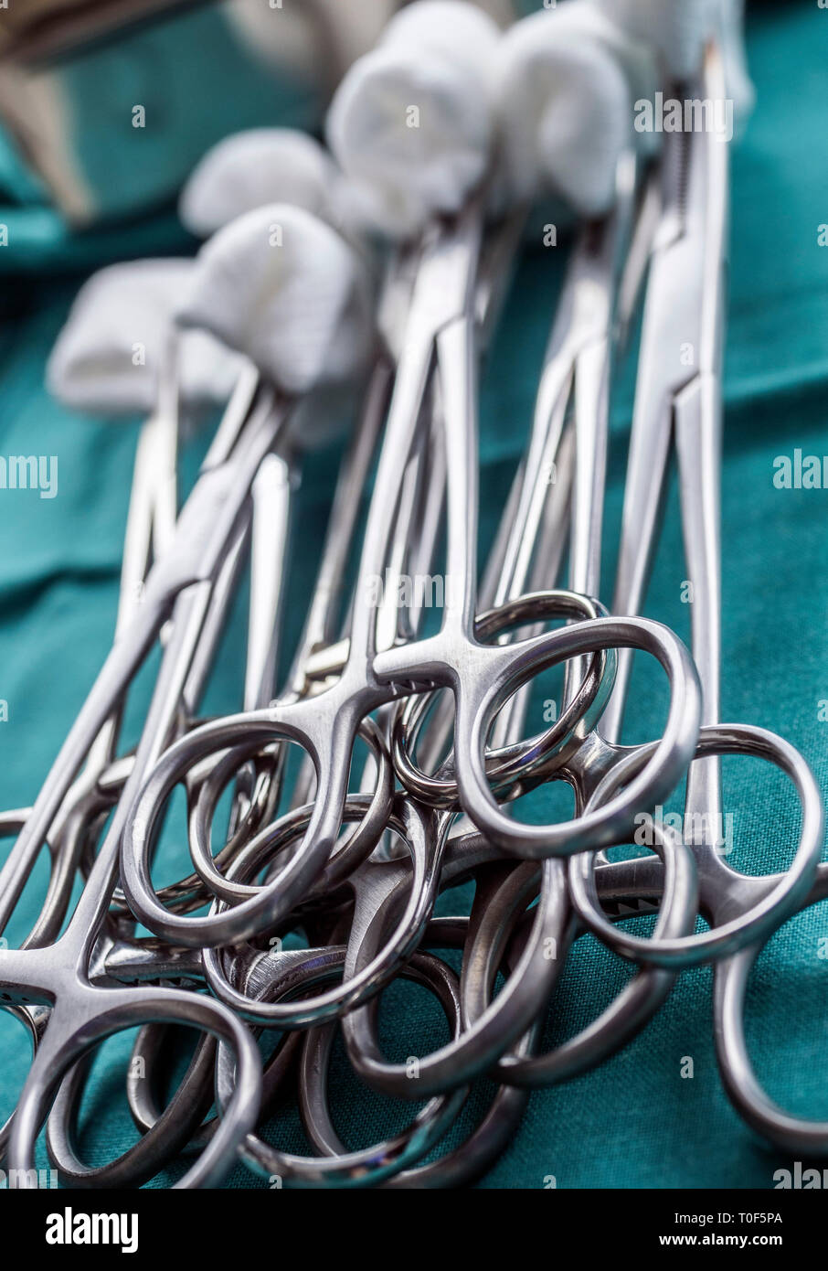 Chirurgische Schere mit torundas auf einem Tablett Metall in einem Operationssaal, konzeptionelle Bild Stockfoto